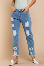 Load image into Gallery viewer, Destructed Boyfriend Jeans
